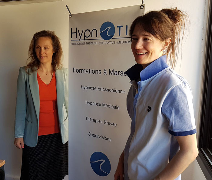 Laurence ADJADJ et Sophie TOURNOUËR à l'occasion de la formation de 2ème année en Thérapies Brèves Orientées Solutions à Marseille Laurence ADJADJ et Sophie TOURNOUËR à l'occasion de la formation de 2ème année en Thérapies Brèves Orientées Solutions à Marseille